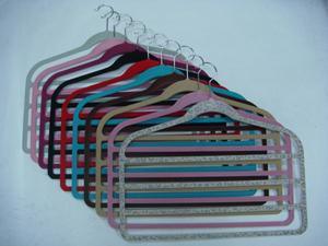 四格植絨衣架高清圖片解析——探訪安琦塑膠制品廠及其包裝制品